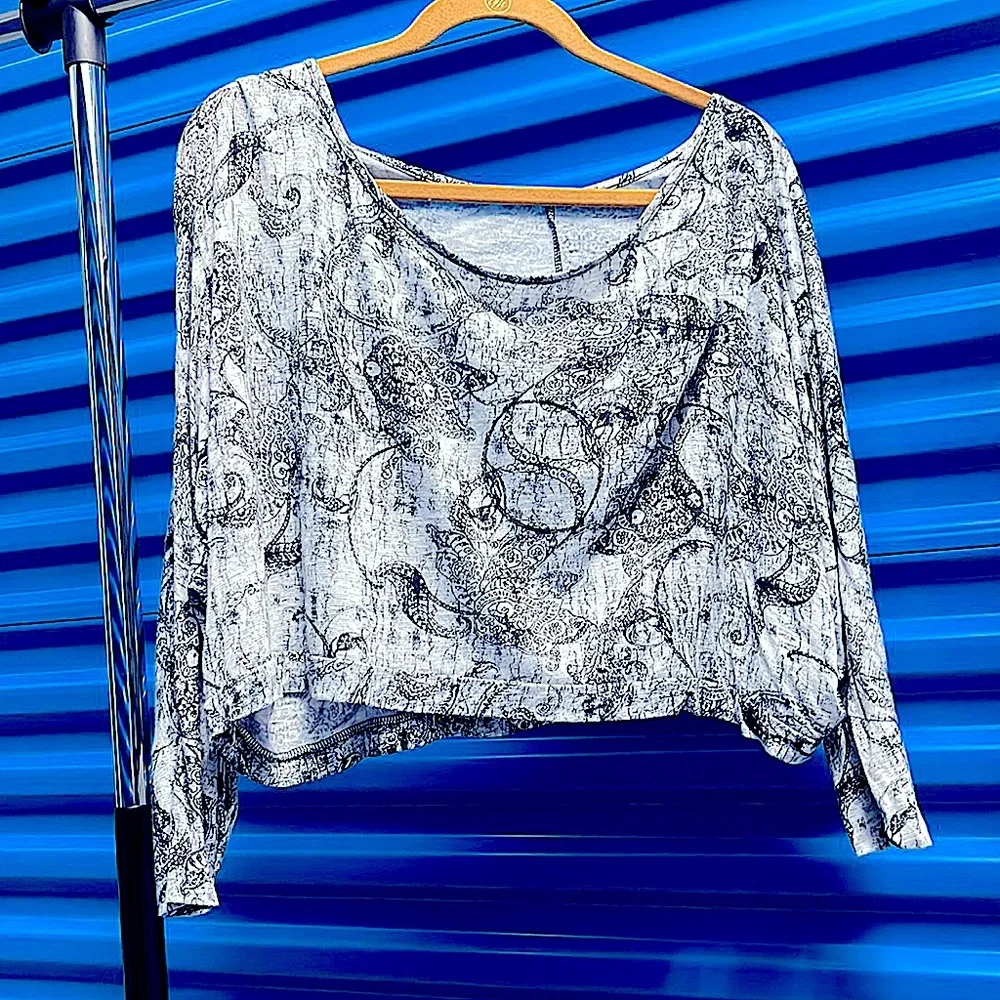Black & Gray Off the Shoulder Boho, Abstract & Paisley Design Cropped Top